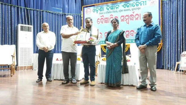 ପ୍ରାଣକୃଷ୍ଣ ପରିଜା ବିଜ୍ଞାନ ପୁସ୍ତକ ପୁରସ୍କାର ସମ୍ମାନରେ ସମ୍ମାନିତ ହେଲେ ଲେଖକ ହିମାଂଶୁ ଫତେସିଂହ