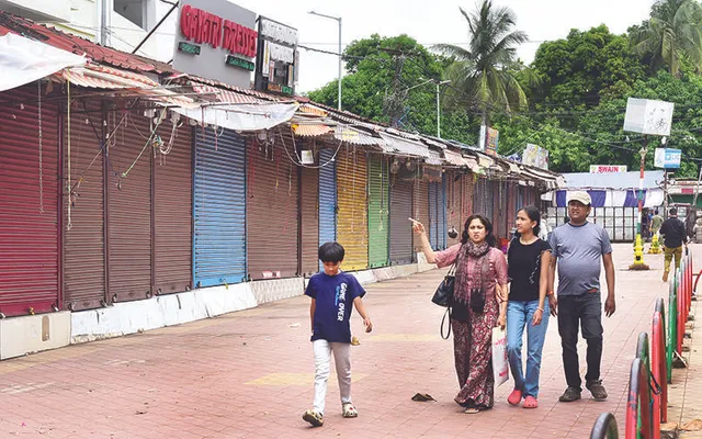 ସ୍ଥାୟୀ-ଅସ୍ଥାୟୀ ଦୋକାନୀଙ୍କ ମଧ୍ୟରେ ବିବାଦ ଜାରି: ସାତ ଦିନ ହେଲା ବନ୍ଦ ରହିଛି ମାର୍କେଟ ବିଲ୍ଡିଂ