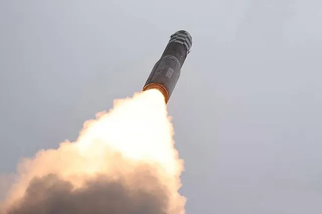 ଦକ୍ଷିଣ କୋରିଆରେ ପହଞ୍ଚିଲା ଆମେରିକାର ବୁଡ଼ାଜାହାଜ; ସମୁଦ୍ରକୁ ୨ଟି ବାଲିଷ୍ଟିକ୍‌ କ୍ଷେପଣାସ୍ତ୍ର ନିକ୍ଷେପ କଲା ଉତ୍ତର କୋରିଆ