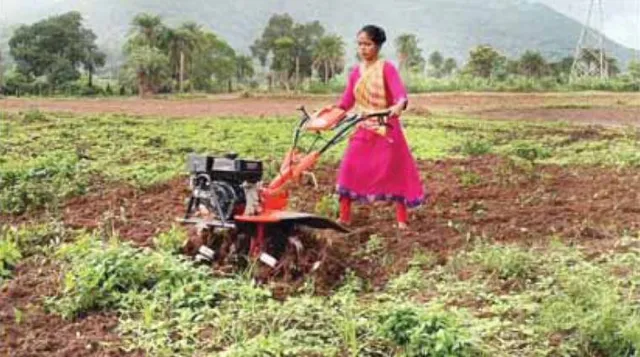 ଭଲ ଖବର: ମୁଣ୍ଡରେ ଘର ଦାୟିତ୍ବ, ପାୱାର୍‌ ଟିଲର୍‌ ଚଳାଇ ପଢ଼ୁଛନ୍ତି ତରା