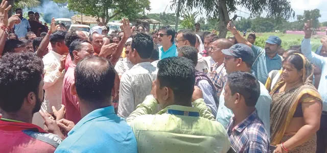 ନିଜ ନିର୍ବାଚନମଣ୍ଡଳୀରେ ସମୀର ଦାଶ ହଟହଟା; ବୋତଲ ମାଡ଼, ଠେଲାପେଲା