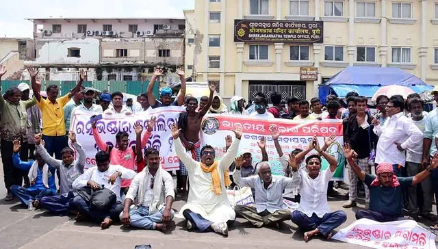 ରତ୍ନଭଣ୍ଡାର ଖୋଲିବା ଦାବିରେ ବିକ୍ଷୋଭ, ଶ୍ରୀମନ୍ଦିର ମୁଖ୍ୟ ପ୍ରଶାସକଙ୍କୁ ଦାବିପତ୍ର