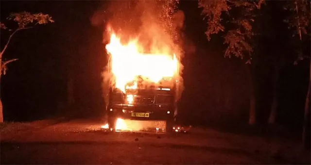 ଚମଡ଼ା ବୋଝେଇ ଗାଡ଼ିରେ ନିଆଁ ଲଗାଇ ଦେଲେ ଲୋକେ