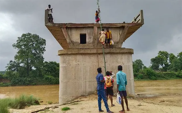 ସ୍ମାର୍ଟ ସିଟି ଆସିବାକୁ ଜୀବନ ବାଜି: ବାଉଁଶକୁ ଶିଡ଼ିକରି ପାର୍‌ ହେଉଛନ୍ତି ନଦୀ