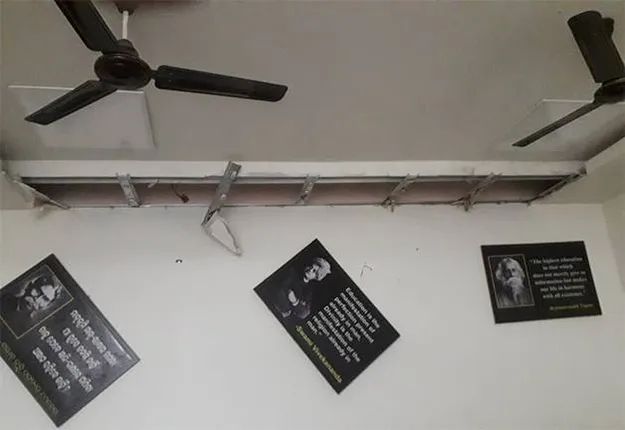 ବରଦାସ୍ଥିତ ନିଗମାନନ୍ଦ-ପ୍ରହଲ୍ଲାଦ ସରକାରୀ ଉଚ୍ଚବିଦ୍ୟାଳୟର ସ୍ମାର୍ଟ ଶ୍ରେଣୀଗୃହର ସିଲିଂ ଖସିଲା