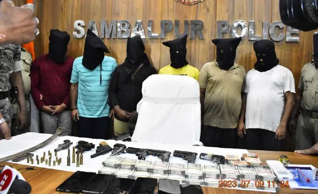 ପୁଲିସ କବ୍‌ଜାର ୬ ଦୁର୍ଦ୍ଦାନ୍ତ ଅପରାଧୀ; ୮ ବନ୍ଧୁକ, ୨୨ ଗୁଳି ସହ ୧୧ ଲକ୍ଷ ଟଙ୍କା ଜବତ କଲା ସମ୍ବଲପୁର ପୁଲିସ