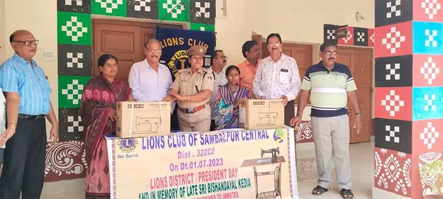 ସଜ୍ଜା କାଟିଥିବା ୨ ମହିଳାଙ୍କୁ ସିଲାଇ ମେସିନ୍ ପ୍ରଦାନ