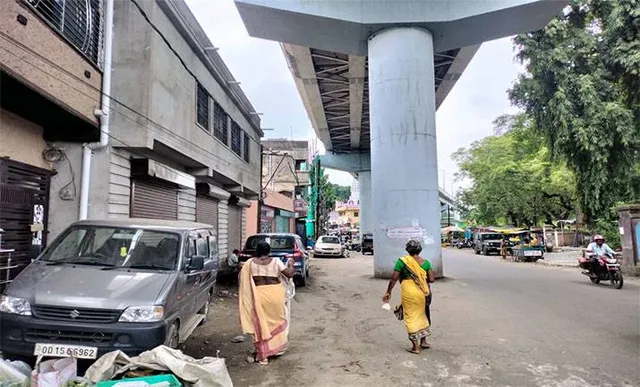 ପରିବା ଦୋକାନୀଙ୍କୁ ଉଠାଇ କାର୍‌ ପାର୍କିଂ