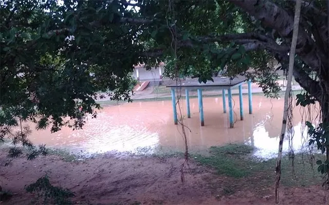 ବିଦ୍ୟାଳୟ ଖେଳପଡ଼ିଆରେ ଆଣ୍ଠୁଏ ପାଣି