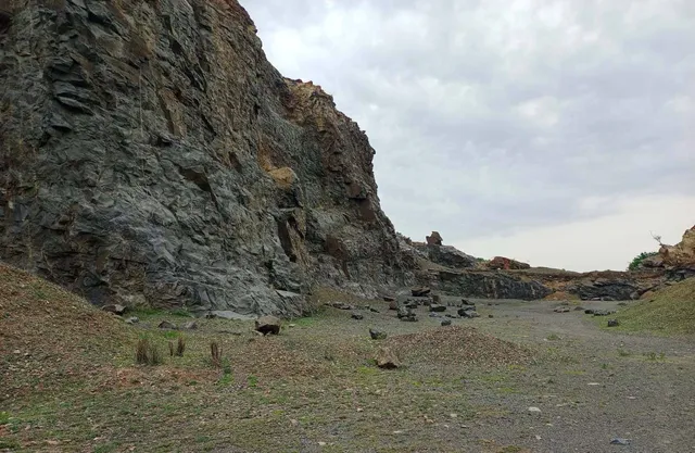 ୧୪୪ ଧାରା ଜାରି ସତ୍ତ୍ବେ ଚାଲିଥିଲା ଖନନ, ପାହାଡ଼ ଉପରୁ ଖସି ଶ୍ରମିକ ମୃତ