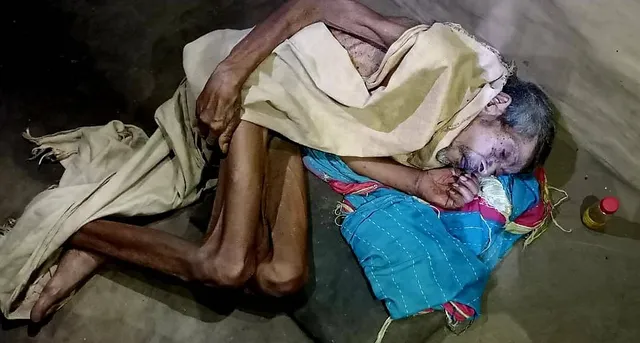 ରୋଗଶଯ୍ୟାରେ ବୃଦ୍ଧ, ବାକ୍ସରେ ସ୍ବାସ୍ଥ୍ୟକାର୍ଡ