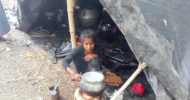 ବନ୍ଧ ଉପରେ ରୋ​ଷେଇ, ଜରିପାଲ ତଳେ ରାତ୍ରିଯାପନ