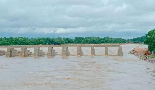 ଯାଜପୁର ଦଶାଶ୍ବମେଧ ଘାଟଠାରେ ବନ୍ୟାଜଳ।