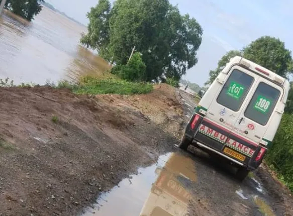 ମରଣଯନ୍ତା ପାଲଟିଛି ରାସ୍ତା: ନଦୀବନ୍ଧରେ ଫସିଲା ଆମ୍ବୁଲାନ୍ସ
