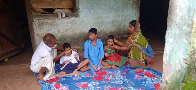 ପରିବାରର ୩ ସନ୍ତାନ ଦିବ୍ୟାଙ୍ଗ, ଆଧାର ପାଇଁ ରାସନରୁ ବଞ୍ଚିତ