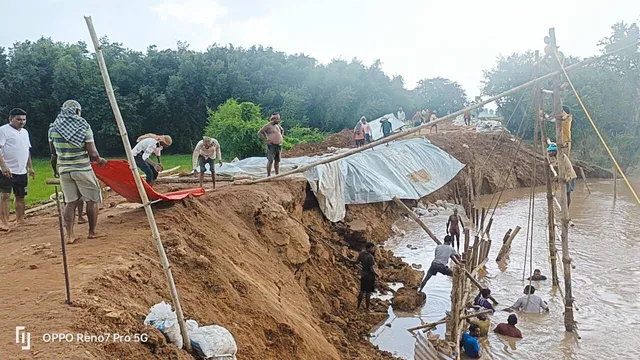 ବୈତରଣୀର ବଳରାମପୁରରେ ଧସିଲା ୨୦୦ ଫୁଟ୍‌ର ବନ୍ଧ, ଲୋକେ ଭୟଭୀତ