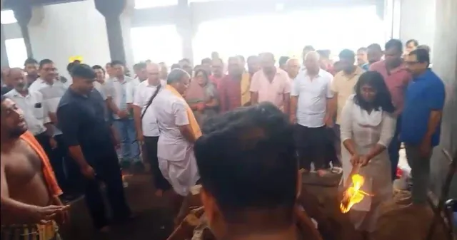 ଜଷ୍ଟିସ ଶତ୍ରୁଘନ ପୂଜାହାରୀଙ୍କ ପତ୍ନୀ ବିୟୋଗ; ପୁରୀ ସ୍ବର୍ଗଦ୍ବାରରେ ଅନ୍ତିମ ସଂସ୍କାର, ମୁଖାଗ୍ନି ଦେଲେ ଝିଅ