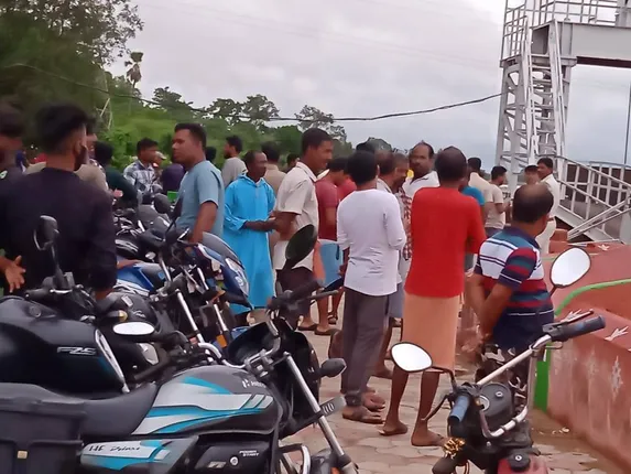 ବୈତରଣୀର ଆଖୁଆପଦା ବ୍ୟାରେଜ ନିକଟରେ ଲୋକଙ୍କ ଭିଡ଼।