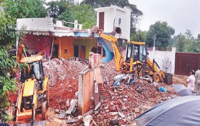 ମାଟିରେ ମିଶିଲା ମାଫିଆଙ୍କ ବିଳାସପୂର୍ଣ୍ଣ କୋଠା: ବୁଲିଲା ବୁଲ୍‌ଡୋଜର