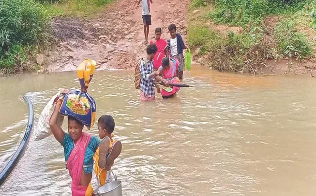 ଜନନୀ ଯନ୍ତ୍ରଣା: ଦୁଇ କିମି ଚାଲିଲେ, ୩ ନାଳ ପାର ହେଲେ ଦୁଇ ଗର୍ଭବତୀ