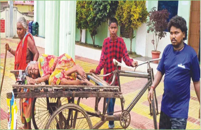 ଭତ୍ତା ପାଇଁ ନାକେଦମ୍‌: ଟ୍ରଲିରେ ବୁହା ହେଲେ ୯୫ ବର୍ଷର ବୃଦ୍ଧା