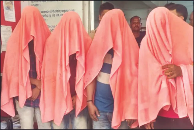 ଏସ୍‌ଆଇଙ୍କ ମୁଣ୍ଡରେ ହାତୁଡ଼ି ପାହାର: ଜେଲ୍‌ ଗଲେ ୪, ହାତକୁ କାମୁଡ଼ି ଖସିଗଲା ମାଷ୍ଟରମାଇଣ୍ଡ