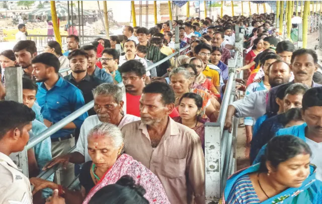 ଛୁଟିଦିନରେ ମାଡ଼ିଆସିଲେ ଭକ୍ତ: ଦର୍ଶନ ପାଇଁ ସିଂହଦ୍ବାରରେ ଲମ୍ବାଧାଡ଼ି