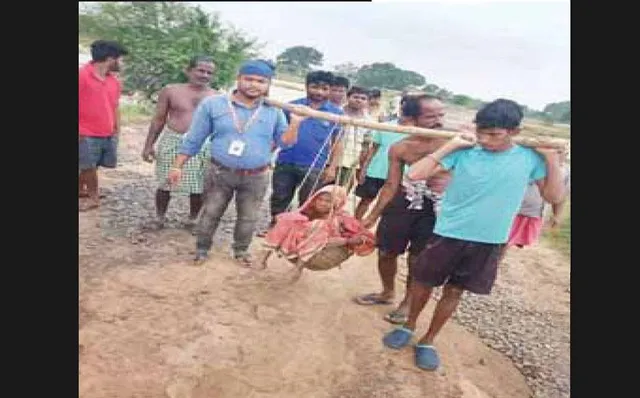 କୋରେଇ ଅଞ୍ଚଳର ସଡ଼କ ଅବସ୍ଥା ସଙ୍ଗିନ: ଆମ୍ବୁଲାନ୍ସ ଆସିପାରିଲାନି, ଭାରରେ ବୁହାହେଲେ ରୋଗୀ