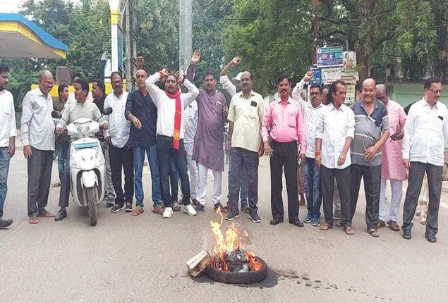 ଜିଲ୍ଲା ଦାବି ନେଇ ଟିଟିଲାଗଡ଼ରେ ବନ୍ଦ ପାଳନ: ୧୨ ଘଣ୍ଟିଆ ବନ୍ଦକୁ ସବୁ ମହଲରୁ ସମର୍ଥନ