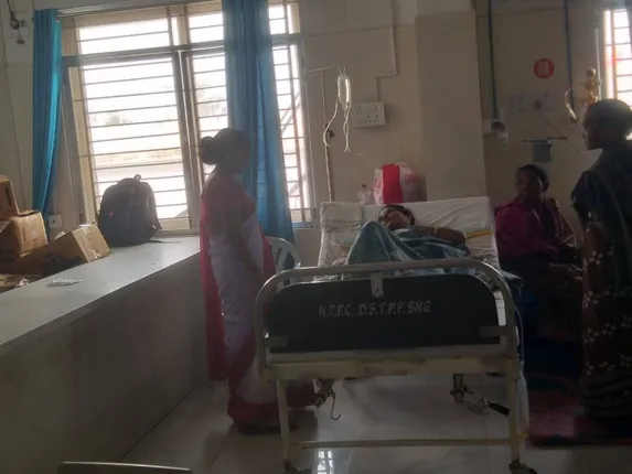 ଏମସିଏଚରେ ପ୍ରସୂତି ସେବା ଏମିତି; ସେବିକାଙ୍କ ସମ୍ପର୍କୀୟ ରୋଗୀ ଆସିଲେ ଏସି ଚାଲେ