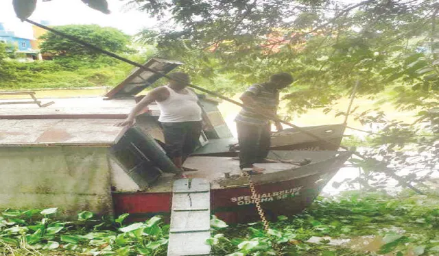 ନଈ ମଝିରେ ବୋଟ୍‌ ଆମ୍ବୁଲାନ୍ସ ଅଚଳ: ୪ କର୍ମଚାରୀଙ୍କୁ ଉଦ୍ଧାର କଲା ଆଉ ଏକ ବୋଟ୍‌