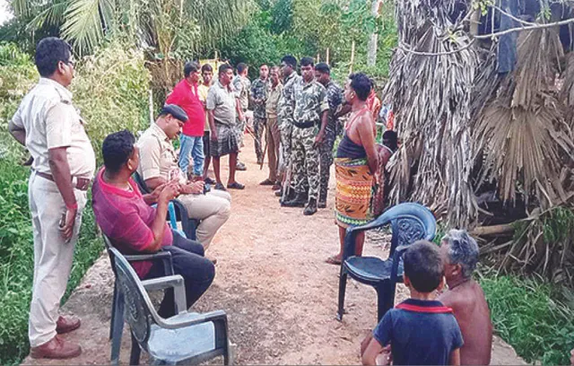 ଖଜୁରିପୋଖରୀ ଗାଁରେ ବୋମାମାଡ଼ରେ ୬ ଆହତ: ଗ୍ରାମ ପୁରୁଷଶୂନ୍ୟ, ପଇଁତରା ମାରୁଛି ପୁଲିସ