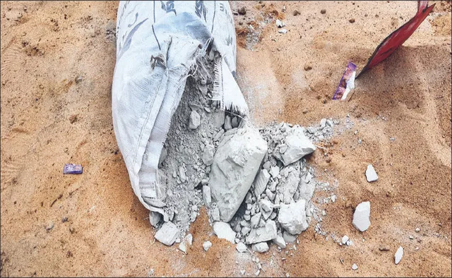 ପ୍ରାଣୀ ଚିକିତ୍ସାଳୟ ଗୃହ ନିର୍ମାଣରେ ଅନିୟମିତତା: ମୁଣ୍ଡା ସିମେଣ୍ଟରେ ହେଉଛି ଢଳେଇ