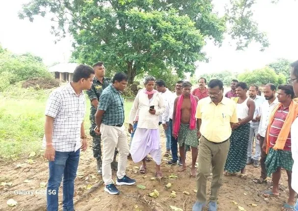 ବନ୍ୟାଞ୍ଚଳ ପରିଦର୍ଶନ କଲେ ସୁବର୍ଣ୍ଣପୁର ଜିଲ୍ଲାପାଳ, କ୍ଷତିଗ୍ରସ୍ତ ଅଞ୍ଚଳ ବୁଲି ଦେଖିବା ସହ କଲେ ସମୀକ୍ଷା