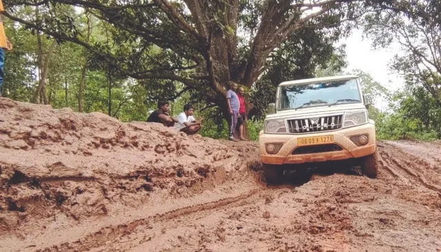 ରାସ୍ତା ପାଲଟିଛି କାଦୁଅ : ଦୁଇ ସଦର ମହକୁମାକୁ ଯାତାୟାତ ବିଚ୍ଛିନ୍ନ