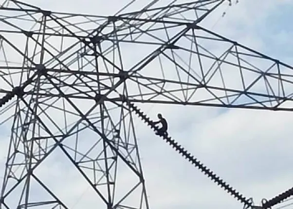 ଘରୋଇ କଳହରୁ ବିଦ୍ୟୁତ୍ ଟାଓ୍ବାରରେ ଚଢ଼ିଲେ ଯୁବକ, ପରିବାର ଲୋକଙ୍କୁ ଡରାଇଲେ