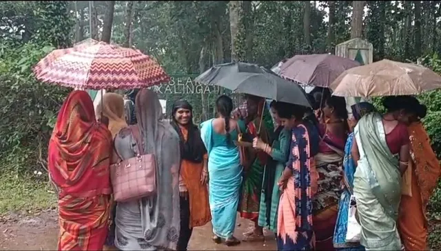 ବାବୁଙ୍କୁ ସମସ୍ୟା ଜଣାଇବାକୁ ବର୍ଷାରେ ଘଣ୍ଟାଏ ଅପେକ୍ଷା କଲେ ମହିଳା