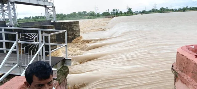 ବୈତରଣୀରେ ବନ୍ୟା: ବନ୍ତରେ ଗଛ ପଡ଼ି ଜଣେ ମୃତ, ପରିସ୍ଥିତିର ମୁକାବିଲା ପାଇଁ ଏନଡିଆରଏଫ୍, ଓଡ୍ରାଫ୍ ଟିମ୍ ମୁତୟନ 