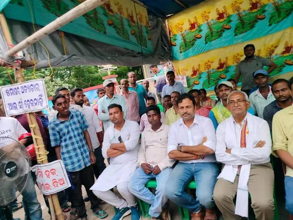 ୫ମ ଦିନରେ ବହିଷ୍କୃତ ଶ୍ରମିକଙ୍କ ଧାରଣା: ଧାରଣାରତ ଶ୍ରମିକଙ୍କୁ ଭେଟିଲେ କଂଗ୍ରେସ ପ୍ରଚାର କମିଟି ଅଧ୍ୟକ୍ଷ