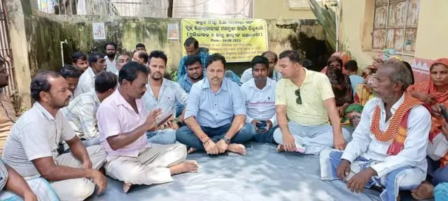 କମିଟି ସଭାପତି ଚୟନକୁ ନେଇ ବିବାଦ: ଭଦ୍ରକ ବିଇଓଙ୍କ ଅଫିସ ଆଗରେ ଗ୍ରାମବାସୀଙ୍କ ଆମରଣ ଅନଶନ