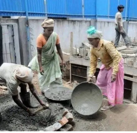 ଭଦ୍ରକ ଜିଲ୍ଲା ଶ୍ରମ କାର୍ଯ୍ୟାଳୟର ଗୁମର କଥା: ନାମ ପଞ୍ଜୀକରଣ ପରେ ବି ନିର୍ମାଣ ଶ୍ରମିକଙ୍କୁ ମିଳୁନି କାର୍ଡ