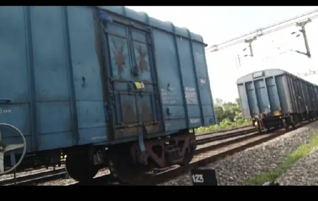 ଭଦ୍ରକ ରେଳଷ୍ଟେସନରେ ଛିଡ଼ିଲା ୩୦ ବଗିକୁ ଛାଡ଼ି ପଳାଇଲା ମାଲବାହୀ ଟ୍ରେନ୍‌