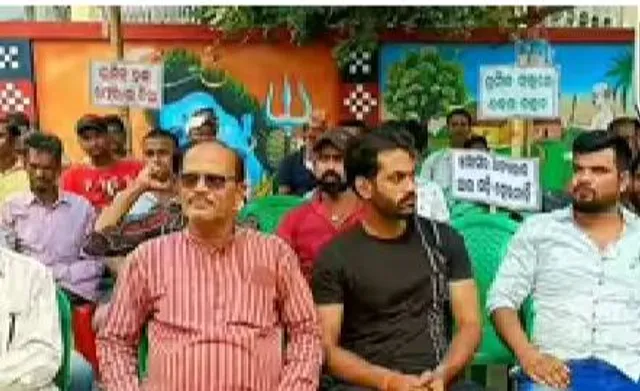 ଭଦ୍ରକରେ ବେଦାନ୍ତ କମ୍ପାନି ଆଗରେ ଶ୍ରମିକଙ୍କ ଧାରଣା