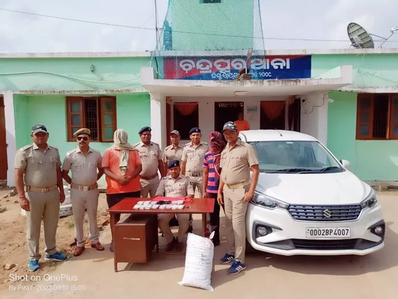 ଗଞ୍ଜେଇ ଚାଲାଣ ବେଳେ ମାଡିବସିଲା ପୁଲିସ, ୨ଟି ମୋବାଇଲ ସହ ନଗଦ ୨,୭୭,୩୦୦ ଟଙ୍କା ଜବତ