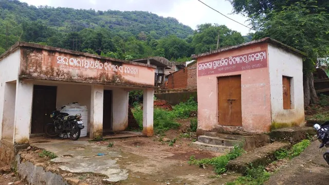 ଗାଁରେ ସ୍କୁଲ ବନ୍ଦ ହୋଇଗଲା: ୫ କିଲୋମିଟର ଯାଇ ପାଠ ପଢିବାକୁ ପିଲା ଅମଙ୍ଗ