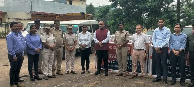 ଉତ୍କଳ ଆଲୁମିନା ପକ୍ଷରୁ ରାୟଗଡା ପୁଲିସକୁ ରୋଡ ବ୍ୟାରିୟର ପ୍ରଦାନ