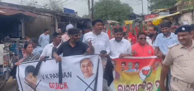 ୫ଟି ସଚିବଙ୍କର ଝାରସୁଗୁଡ଼ା ଗସ୍ତକୁ ଜୋରଦାର ବିରୋଧ: ଲାଗିଲା 'ଗୁମାସ୍ତା ଗୋ ବ୍ୟାକ' ପୋଷ୍ଟର