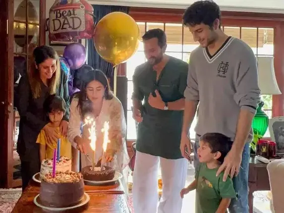 ୪ ପିଲାଙ୍କ ମେଳରେ ଜନ୍ମଦିନ କେକ୍‌ କାଟିଲେ ସୈଫ୍‌, ଫଟୋ ସେୟାର କଲେ ପତ୍ନୀ କରୀନା