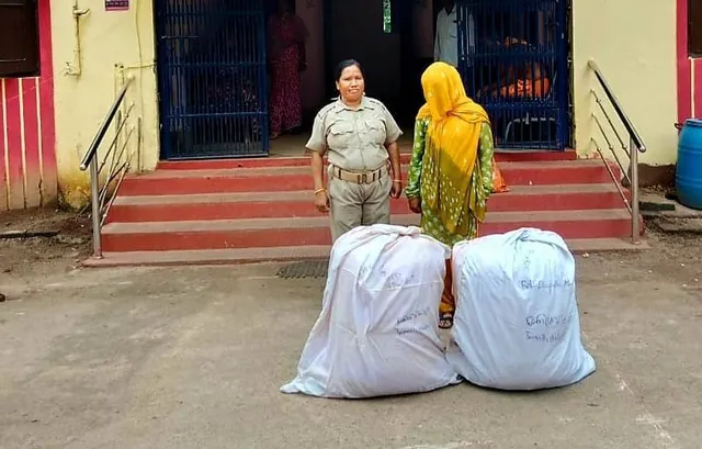 ଗଞ୍ଜେଇ ଚୋରାଚାଲାଣ ଅଭିଯୋଗରେ ସ୍ତ୍ରୀ ଗିରଫ, ସ୍ବାମୀ ଫେରାର