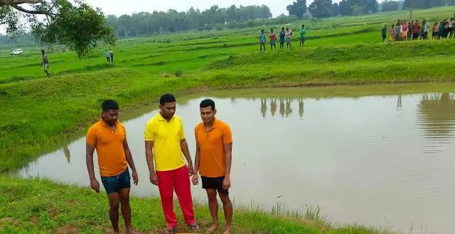 ବେକରେ ପଥର ବନ୍ଧା ଅବସ୍ଥାରେ ପୋଖରୀରୁ ଯୁବକଙ୍କ ମୃତଦେହ ଉଦ୍ଧାର